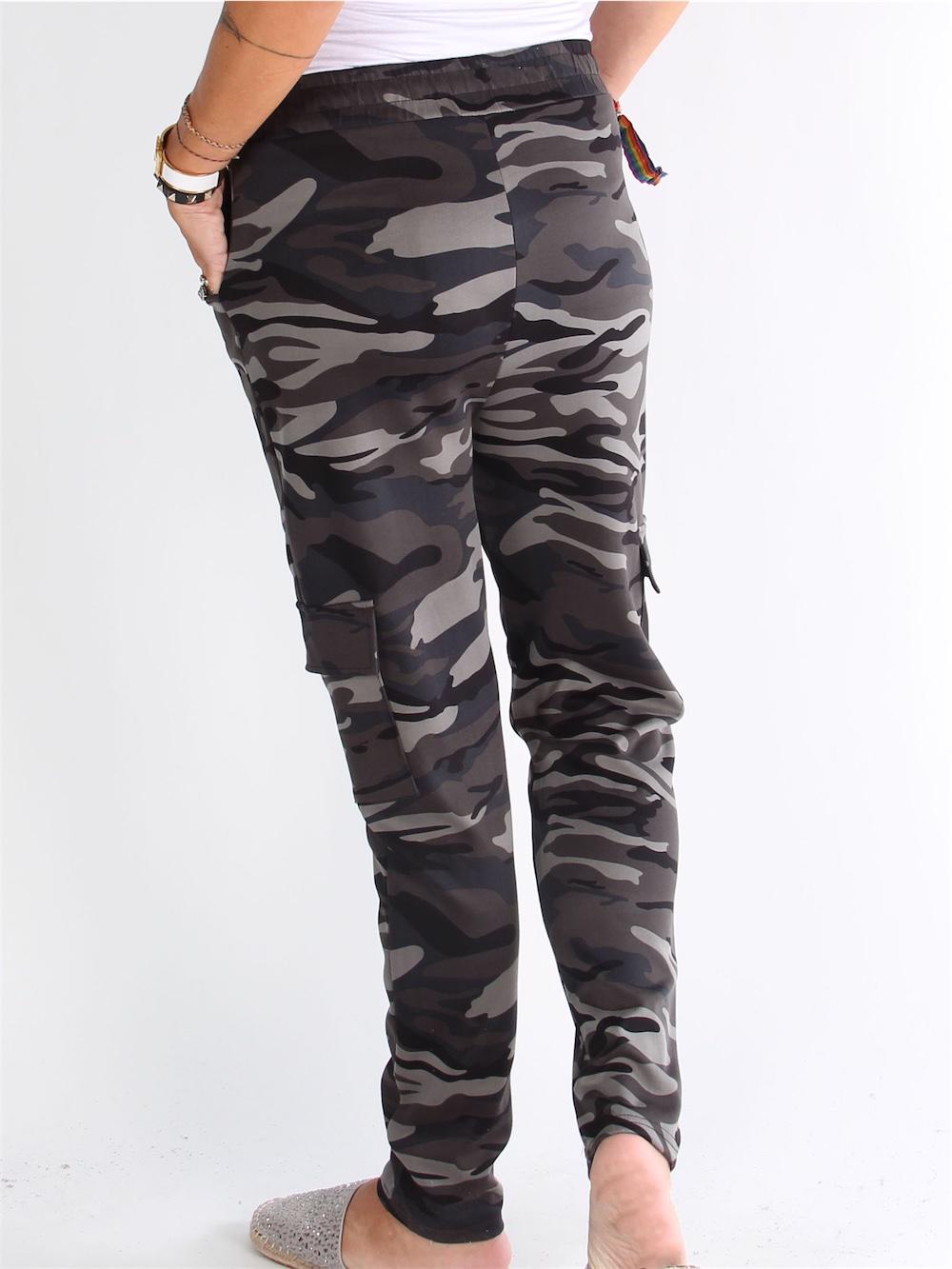 Tanja - Coola armégröna camouflage byxor med fickor